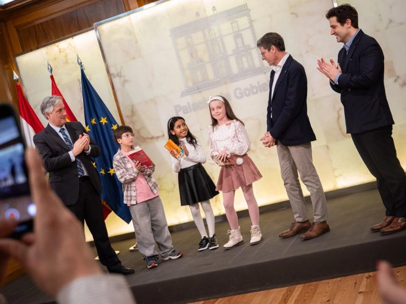 Imagen del artículo Capellán recibe a los ganadores del programa 'Pequeños Gigantes de la Lectura' que fomenta la lectura en voz alta entre alumnos de Primaria