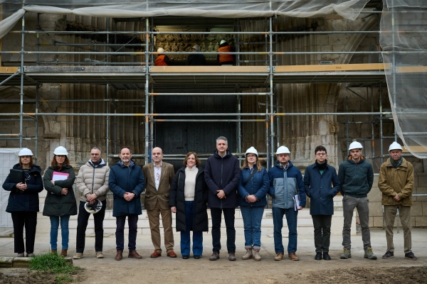 Imagen del artículo El Santo Sepulcro de Estella renueva su fachada 

El director general de Cultura, Ignacio Apezteguía, ha visitado la iglesia para conocer el estado de los trabajos de restauración de uno de los despliegues escultóricos más interesantes del gótico navarro   	 		 		19/02/2025 		    		 			 			 				 						 							camera_alt