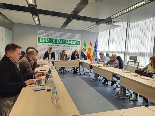 Imagen del artículo Educación propone una subida salarial de 420 euros al año a los docentes extremeños