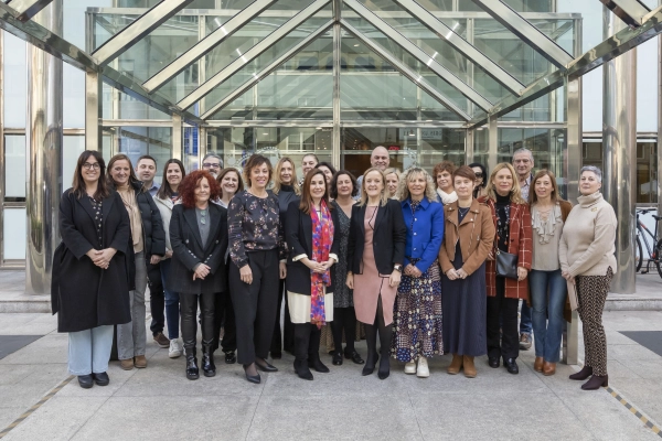 Imagen del artículo Urrutia firma con los sindicatos el primer Plan de Igualdad entre mujeres y hombres para el personal de la Administración General de la Comunidad Autónoma