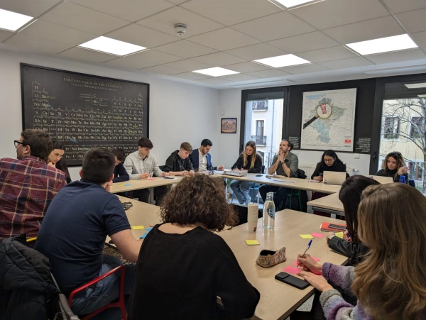 Imagen del artículo Finalizan las mesas de participación juveniles para la elaboración de la nueva Estrategia de Juventud de Navarra 

En su cierre, participaron la directora del Instituto de la Juventud a nivel estatal y el director Gerente del Instituto Navarro de la Juventud   	 		 		20/02/2025 		    		 			 			 				 						 							camera_alt