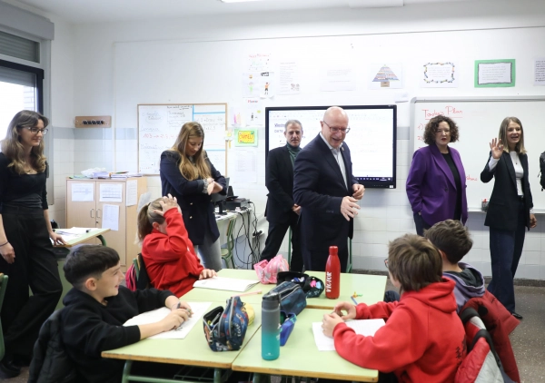 Imagen del artículo 'English Week at School' en Ribaforada, o cómo 'vivir' en inglés sin salir del cole 

El consejero Gimeno y la directora gerente de CNAI visitan el colegio San Bartolomé para conocer el desarrollo de esta modalidad no residencial de inmersión lingüística en la que participan más de 1.700 estudiantes navarros   	 		 		21/02/2025 		    		 			 			 				 						 							camera_alt  						 							 						 							videocam