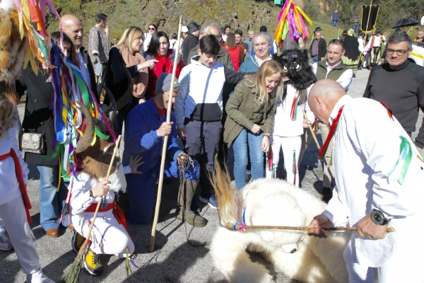 Image 1 of article Urrutia destaca la labor de la asociación organizadora del Carnaval de Piasca, una fiesta que es un tributo a la historia e identidad de Cantabria