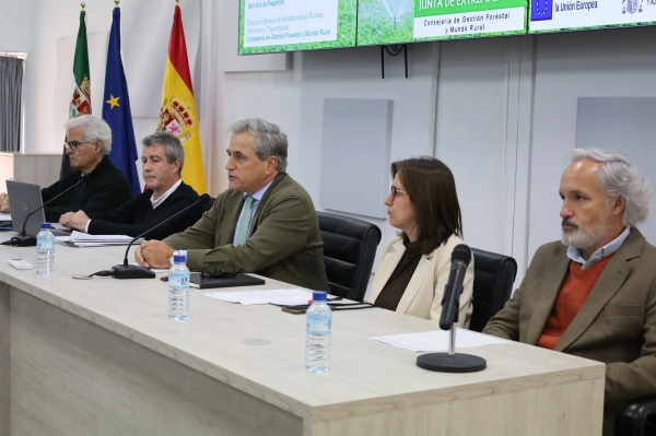 Imagen del artículo La Junta de Extremadura detalla en la Mesa del Regadío las nuevas ayudas a comunidades de regantes