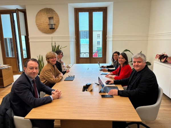 Imagen del artículo El Gobierno de Navarra estudia la creación de una Cátedra de Vivienda única con las tres universidades con sede en Pamplona 

El objetivo es crear una plataforma estable en investigación, docencia y transferencia de conocimientos desde un punto de vista interdisciplinar e internacional   	 		 		03/03/2025 		    		 			 			 				 						 							camera_alt