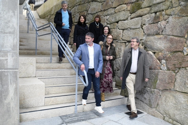 Imagen del artículo Manuel Pardo supervisa o remate das obras de remodelación da beirarrúa da Ponte Vella cunha nova beirarrúa voada e unha escaleira de acceso á Ribeira do Miño