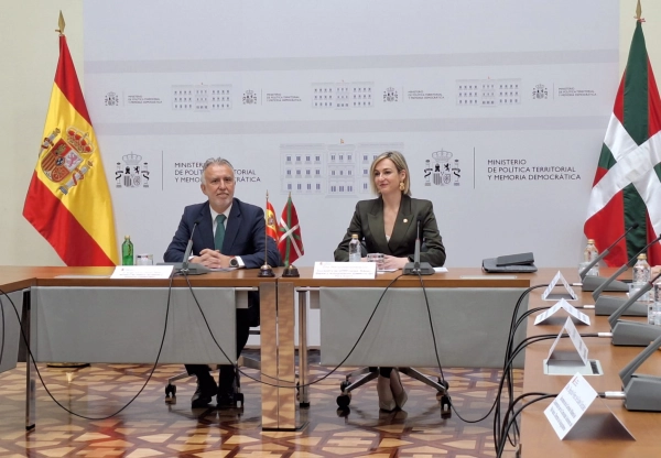 Imagen del artículo Los gobiernos de España y País Vasco acuerdan el traspaso de las funciones sobre permisos de trabajo de personas extranjeras
