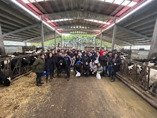 Imagen del artículo Alumnado do CFEA Sergude amplía coñecementos con varias visitas a explotacións e cooperativas gandeiras