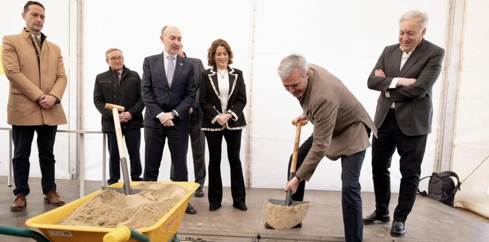 Imagen del artículo El presidente Azcón coloca la primera piedra de la nave y el hangar de dirigibles estratosféricos en el Aeropuerto de Teruel