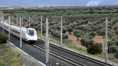 Imagen del artículo El Gobierno autoriza licitar por 39 millones de euros el mantenimiento de la electrificación del Corredor Sur de alta velocidad ferroviaria