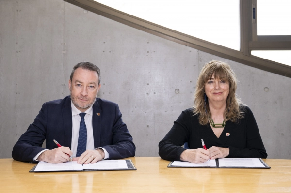 Imagen del artículo La vicepresidenta Ollo y el rector de la UPNA, Ramón Gonzalo, renuevan el convenio de colaboración en torno al Fondo Documental de la Memoria Histórica en Navarra 

A través de este acuerdo se fomentan investigaciones sobre la represión sufrida por la ciudadanía navarra tras el golpe militar de 1936 y la posterior dictadura franquista   	 		 		12/03/2025 		    		 			 			 				 						 							camera_alt