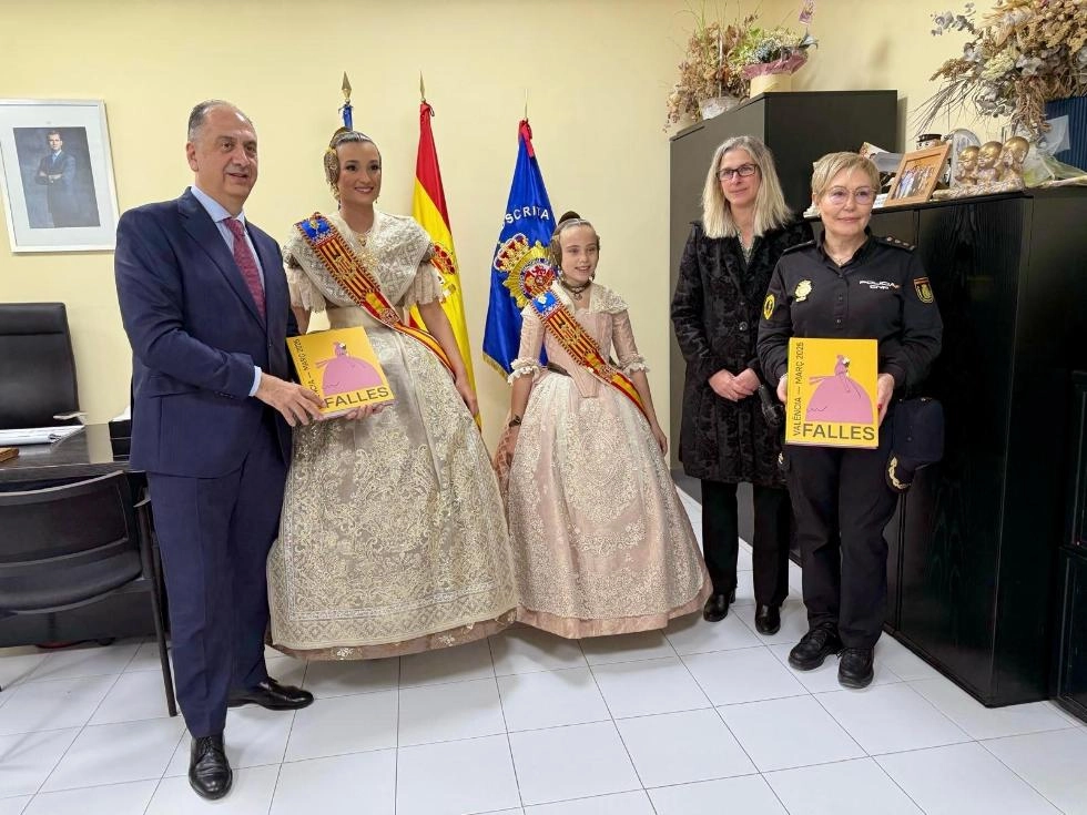 Imagen del artículo La Policía de la Generalitat recibe la visita de las falleras mayores de València y de sus cortes de honor