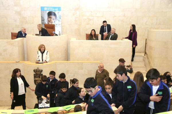 Imagen del artículo Los consejeros de Inclusión Social y Educación participan en el pleno infantil del Parlamento para reflexionar sobre el valor del respeto en el uso responsable de la tecnología