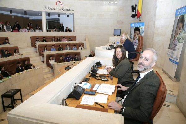 Image 1 of article Los consejeros de Inclusión Social y Educación participan en el pleno infantil del Parlamento para reflexionar sobre el valor del respeto en el uso responsable de la tecnología