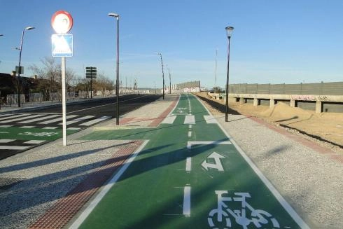 Image 3 of article Transportes pone en servicio el primer tramo de la carretera del aeropuerto de Zaragoza tras adecuarla al paso de peatones y bicis