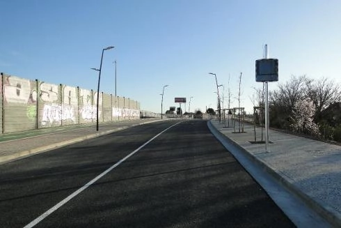 Image 4 of article Transportes pone en servicio el primer tramo de la carretera del aeropuerto de Zaragoza tras adecuarla al paso de peatones y bicis