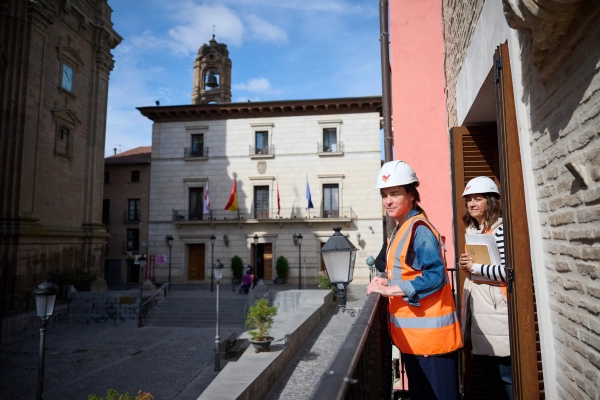Imagen del artículo El Gobierno de Navarra culmina la regeneración del entorno del Horno de Coscolín en Tudela con la apertura de la nueva plaza de 1.000 m2 

La inversión total asciende a 9,3 millones, y ha incluido la construcción de 24 viviendas de protección oficial en régimen de compraventa   	 		 		14/03/2025 		    		 			 			 				 						 							camera_alt