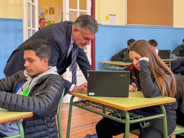 Imagen del artículo El Gobierno realiza una prueba piloto con estudiantes para evaluar 'Digi Guardians', un videojuego sobre ciberseguridad 

Alumnado del IES Sierra de Leyre de Sangüesa han participado en este primer testeo, organizado en el marco de la jornada educativa 'Pisa seguro en la era digital'   	 		 		18/03/2025 		    		 			 			 				 						 							camera_alt