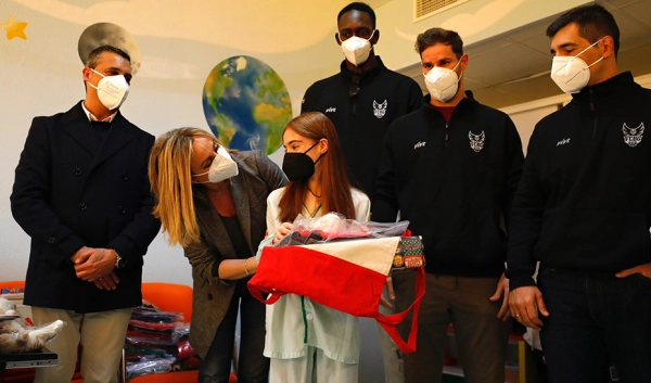 Imagen del artículo Regalos de altura para llevar el espíritu navideño al Hospital Materno Infantil de Granada
