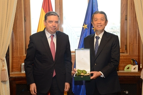Imagen del artículo El ministro Luis Planas entrega al empresario Lucio Lao Co la Gran Cruz de la Orden Civil del Mérito Agrario, Pesquero y Alimentario