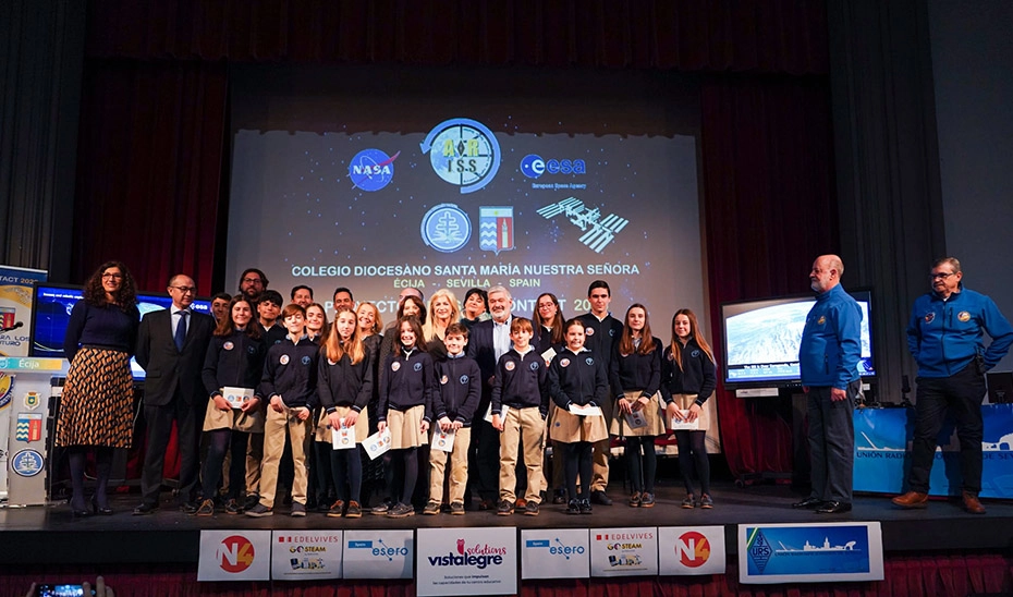 Imagen del artículo Alumnos del colegio Santa María de Écija se conectan con astronautas de la Estación Espacial