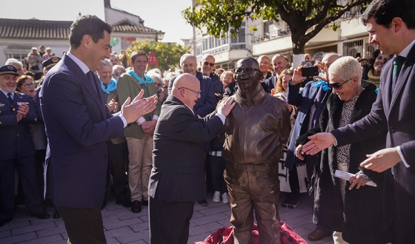 Imagen del artículo Moreno inaugura en Constantina el monumento a Antonio González, el primero dedicado a una persona con Síndrome de Down en Europa