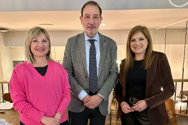 Imagen del artículo Navarra, País Vasco y Cataluña mantienen un encuentro en Lisboa para compartir experiencias y conocimientos sobre la justicia restaurativa, de la que son territorios pioneros 

La reunión ha tenido lugar en el marco de unas jornadas en este ámbito a las que han acudido la consejera López del Ejecutivo foral con sus homólogos del País Vasco y Cataluña   	 		 		21/03/2025 		    		 			 			 				 						 							camera_alt  						 							 						 							videocam