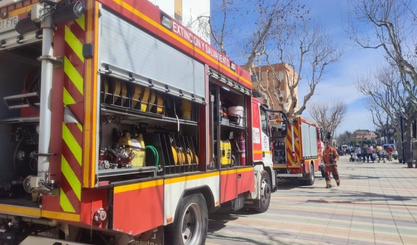 Imagen del artículo Efectivos de emergencia trabajan en la extinción de un incendio de naves en La Línea