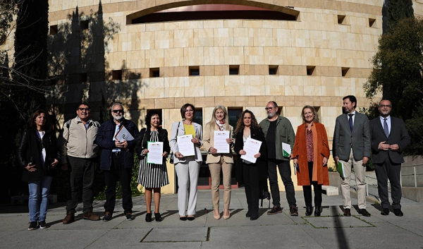 Imagen del artículo Del Pozo y los sindicatos firman el acuerdo que permite que otras 200 monitoras escolares pasen a contratos de jornada completa