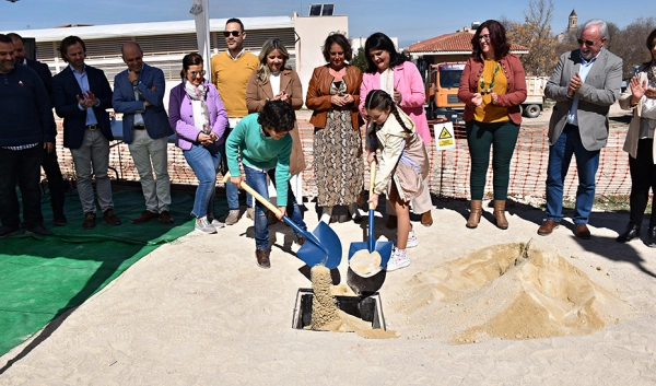 Imagen del artículo Catalina García coloca la primera piedra del nuevo centro de salud de Mancha Real