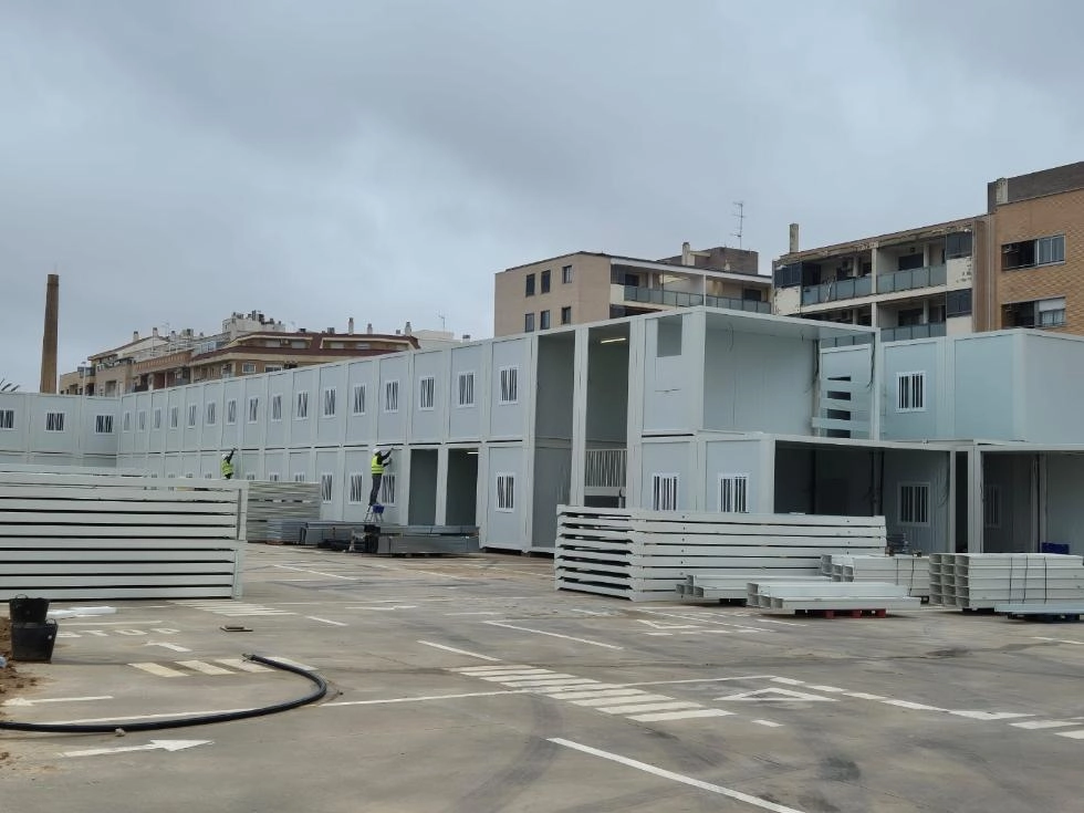 Imagen del artículo Educación supervisa la instalación de aulas prefabricadas para acoger alumnado de centros educativos afectados por la riada