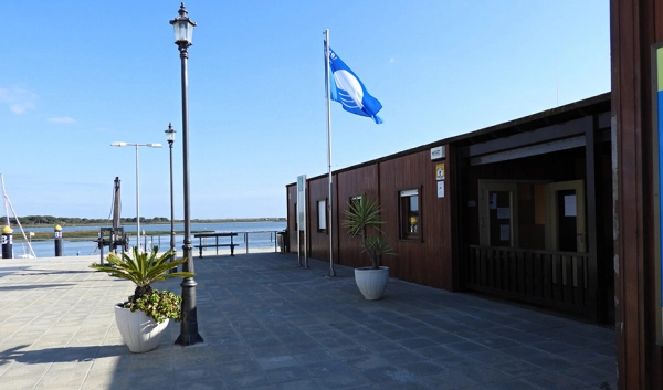 Imagen del artículo Las playas, embarcaciones y puertos deportivos andaluces suman 148 banderas azules en 2023