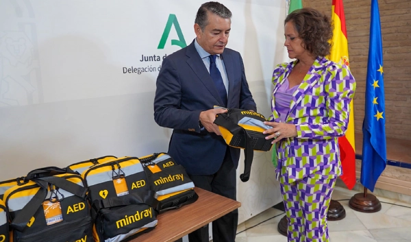 Imagen del artículo La Junta entrega desfibriladores y extintores para una Romería del Rocío segura