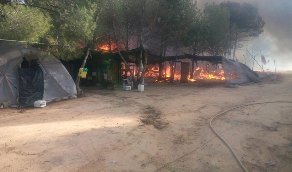 Imagen del artículo Una veintena de chabolas afectadas en un incendio en un asentamiento de Lucena del Puerto