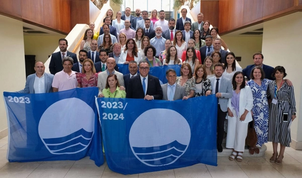 Imagen del artículo Andalucía estrena el verano izando 148 banderas azules en sus playas, puertos deportivos y embarcaciones