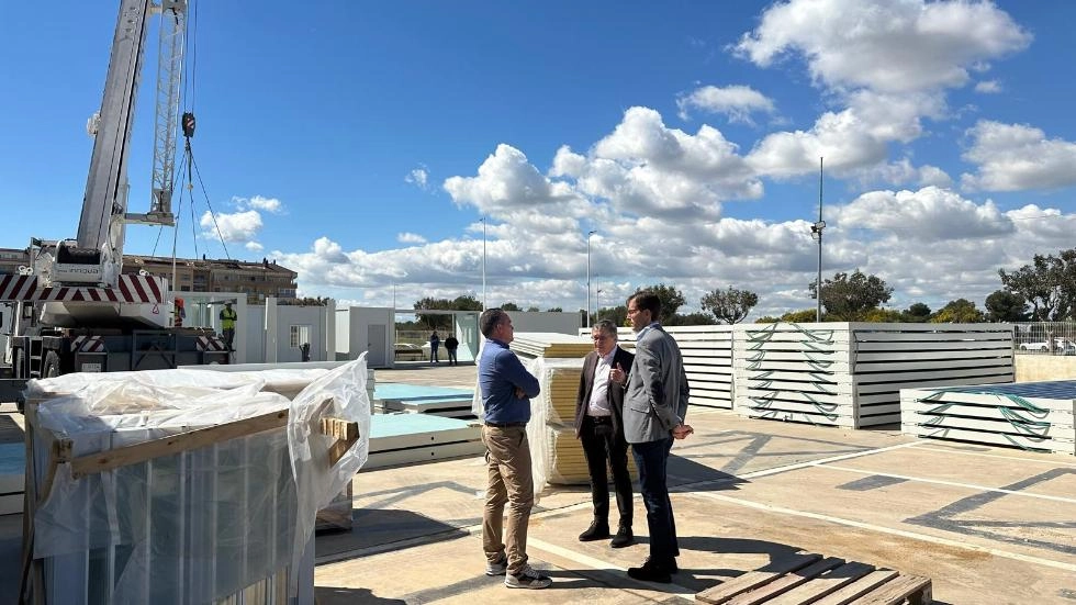 Imagen del artículo José Antonio Rovira visita el montaje de aulas prefabricadas que acogerán al alumnado del IES Berenguer Dalmau de Catarroja, afectado por la riada