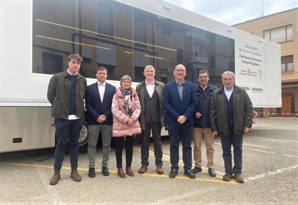 Imagen del artículo La Oficina Móvil de Atención Ciudadana del Gobierno de Navarra se instala en Fitero, tras haber prestado 340 atenciones en Lodosa en su primera semana de actividad 

El vicepresidente Taberna y el alcalde del municipio visitan esta nueva instalación, que acerca los servicios de la administración a las zonas rurales de menos de 20.000 habitantes   	 		 		26/03/2025 		    		 			 			 				 						 							camera_alt