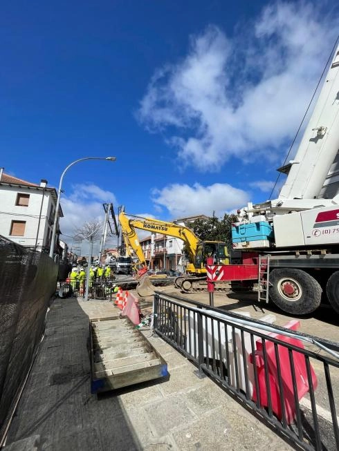 Image 2 of article Transportes finalizará este fin de semana la reparación del socavón de la N-6 en San Rafael y recuperará la movilidad