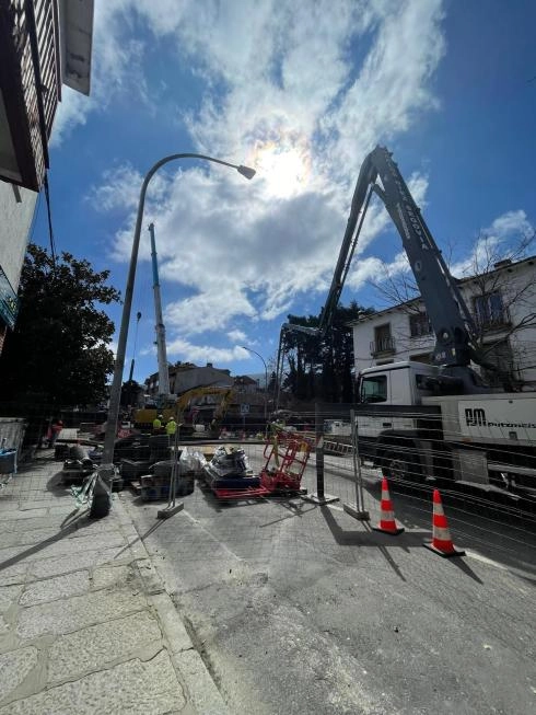 Image 4 of article Transportes finalizará este fin de semana la reparación del socavón de la N-6 en San Rafael y recuperará la movilidad