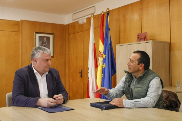 Imagen del artículo Agüeros informa al alcalde de Molledo sobre las diferentes ayudas que ofrecen su consejería y los fondos europeos