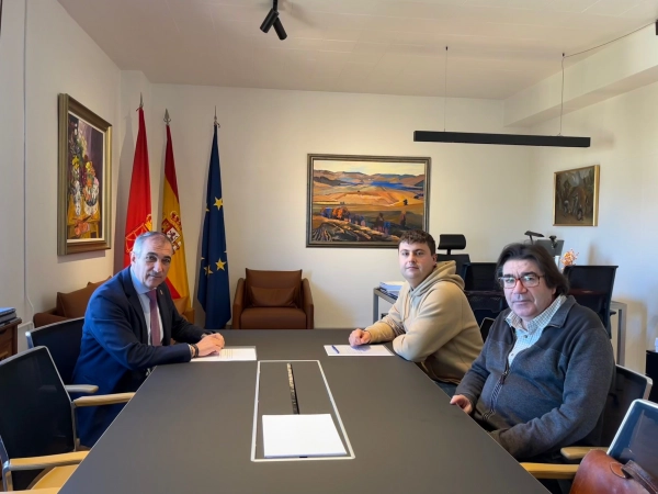 Imagen del artículo Cohesión Territorial firma un convenio con el Ayuntamiento de Olejua para mejorar la travesía urbana NA-8413 con una inversión de 660.000 euros 

Los trabajos renovarán la infraestructura y mejorarán la seguridad en la travesía de la localidad   	 		 		28/03/2025 		    		 			 			 				 						 							camera_alt