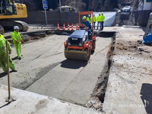 Imagen del artículo Transportes abre mañana al tráfico la N-6 en San Rafael tras reparar el socavón causado por la ruptura de un colector municipal
