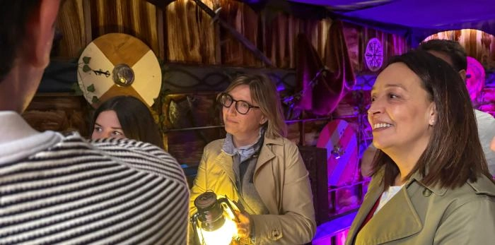 Image 1 of article Carmen Susín visita en Huesca el 'escape room' móvil del IAJ que alerta sobre el peligro del juego online