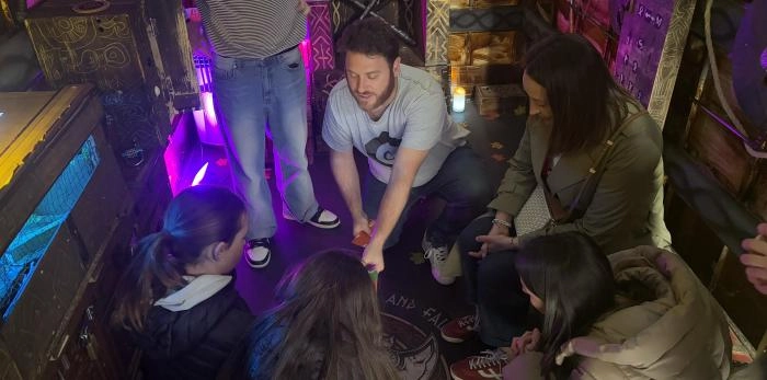 Image 2 of article Carmen Susín visita en Huesca el 'escape room' móvil del IAJ que alerta sobre el peligro del juego online