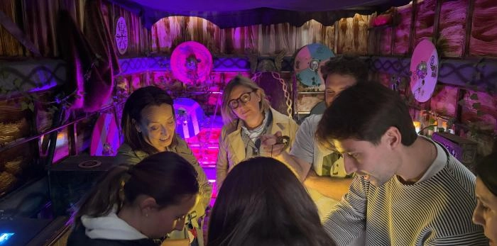 Image 3 of article Carmen Susín visita en Huesca el 'escape room' móvil del IAJ que alerta sobre el peligro del juego online