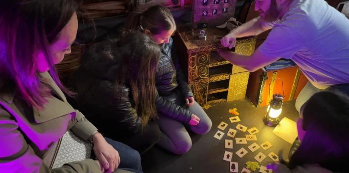 Image 4 of article Carmen Susín visita en Huesca el 'escape room' móvil del IAJ que alerta sobre el peligro del juego online
