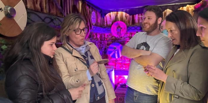 Image 5 of article Carmen Susín visita en Huesca el 'escape room' móvil del IAJ que alerta sobre el peligro del juego online