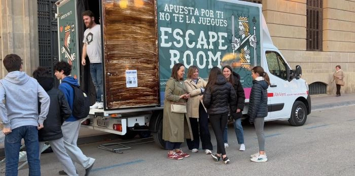 Image 6 of article Carmen Susín visita en Huesca el 'escape room' móvil del IAJ que alerta sobre el peligro del juego online