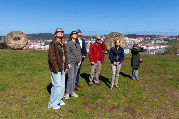 Image 2 of article Ángeles Vázquez presencia o eclipse parcial de sol desde a Cidade da Cultura, en Santiago de Compostela