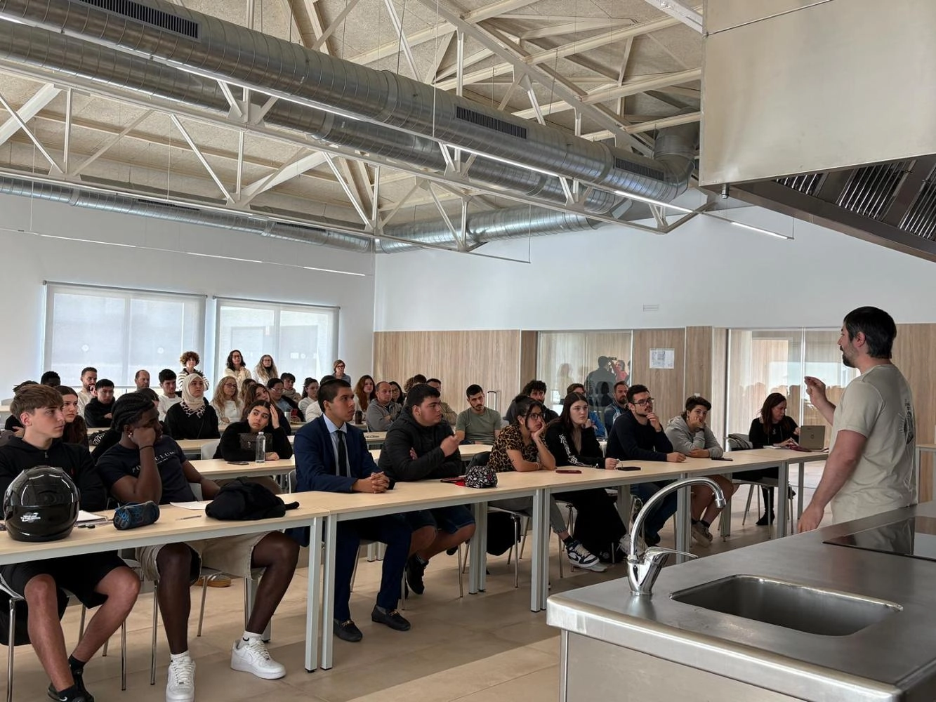 Imagen del artículo El Govern fomenta el relevo generacional en el sector de la panadería con charlas motivacionales a más de setecientos estudiantes en las Illes Balears